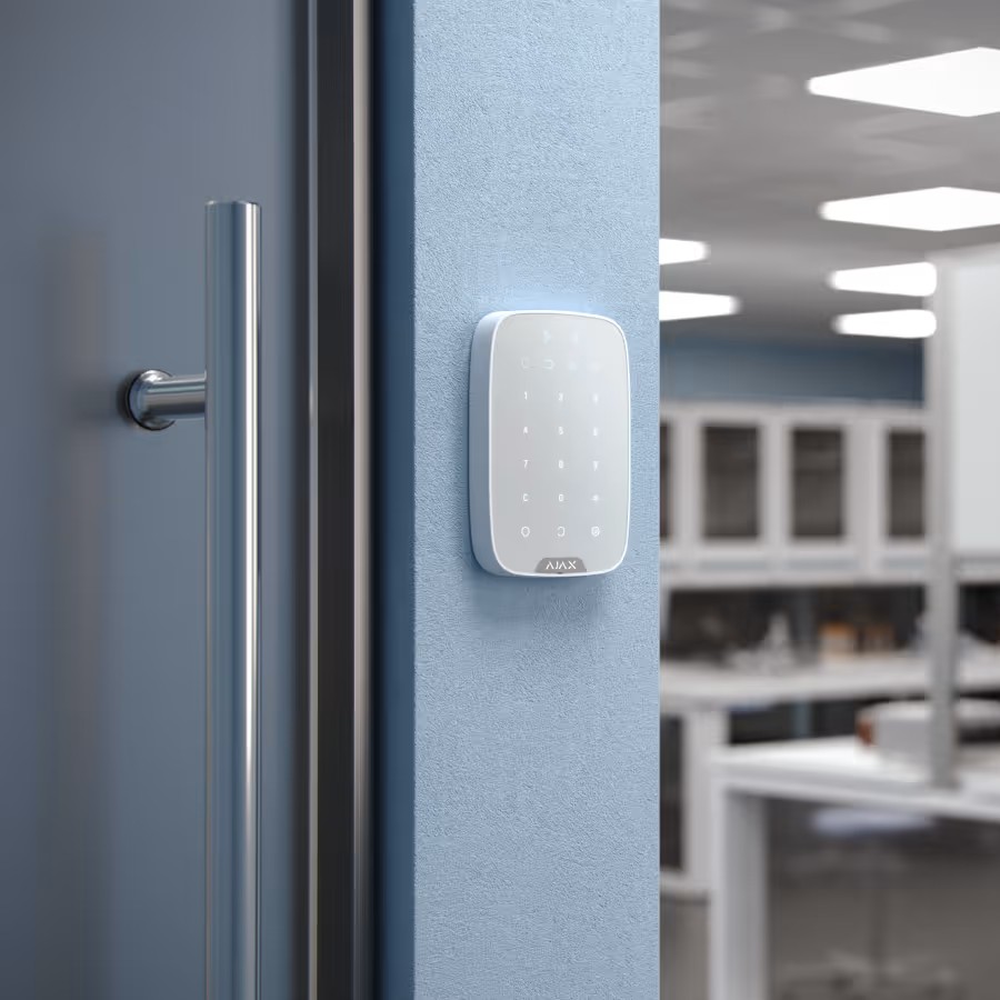 Ajax KeyPad Plus White — картки Pass та брелоки Tag