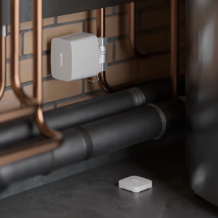 Ajax WaterStop White ¾″ — встановленний кран перекриття води